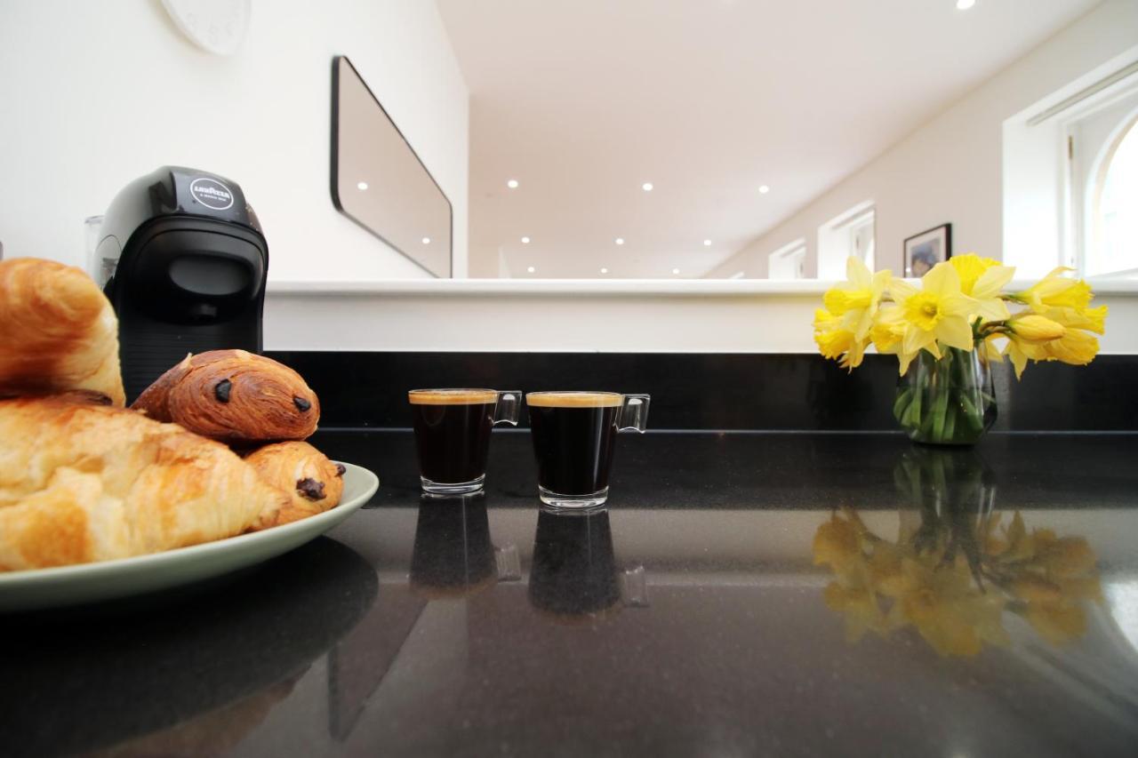 No 2 Under The Clock By Ssw - 2Br, Right In The City Centre, Sleeps 6 Cardiff Exterior photo