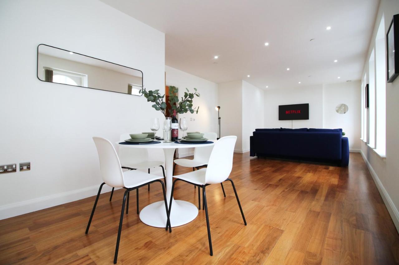 No 2 Under The Clock By Ssw - 2Br, Right In The City Centre, Sleeps 6 Cardiff Exterior photo
